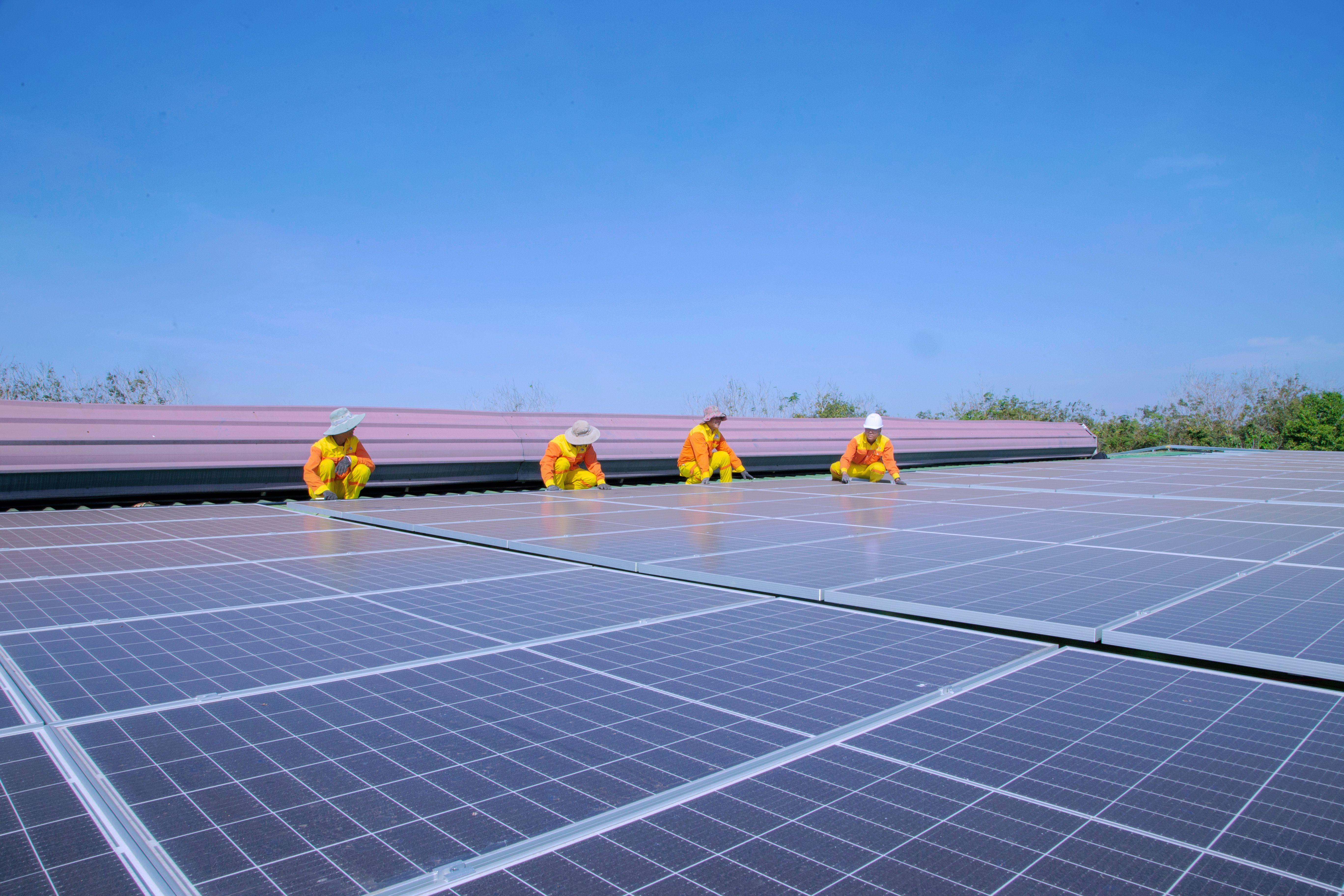 BrightCurrent technician installing a solar panel