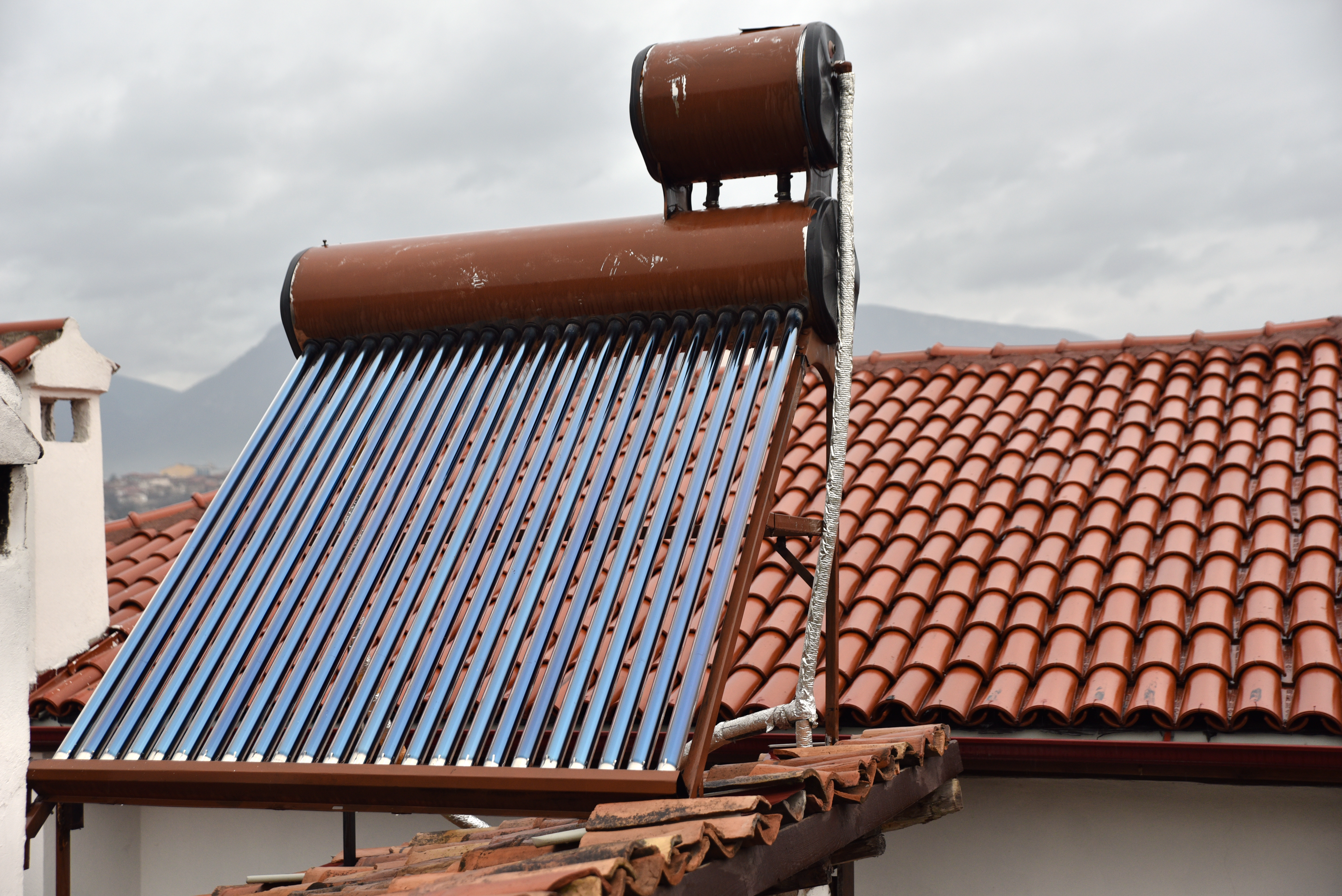 Hotel rooftop grid-tie solar system